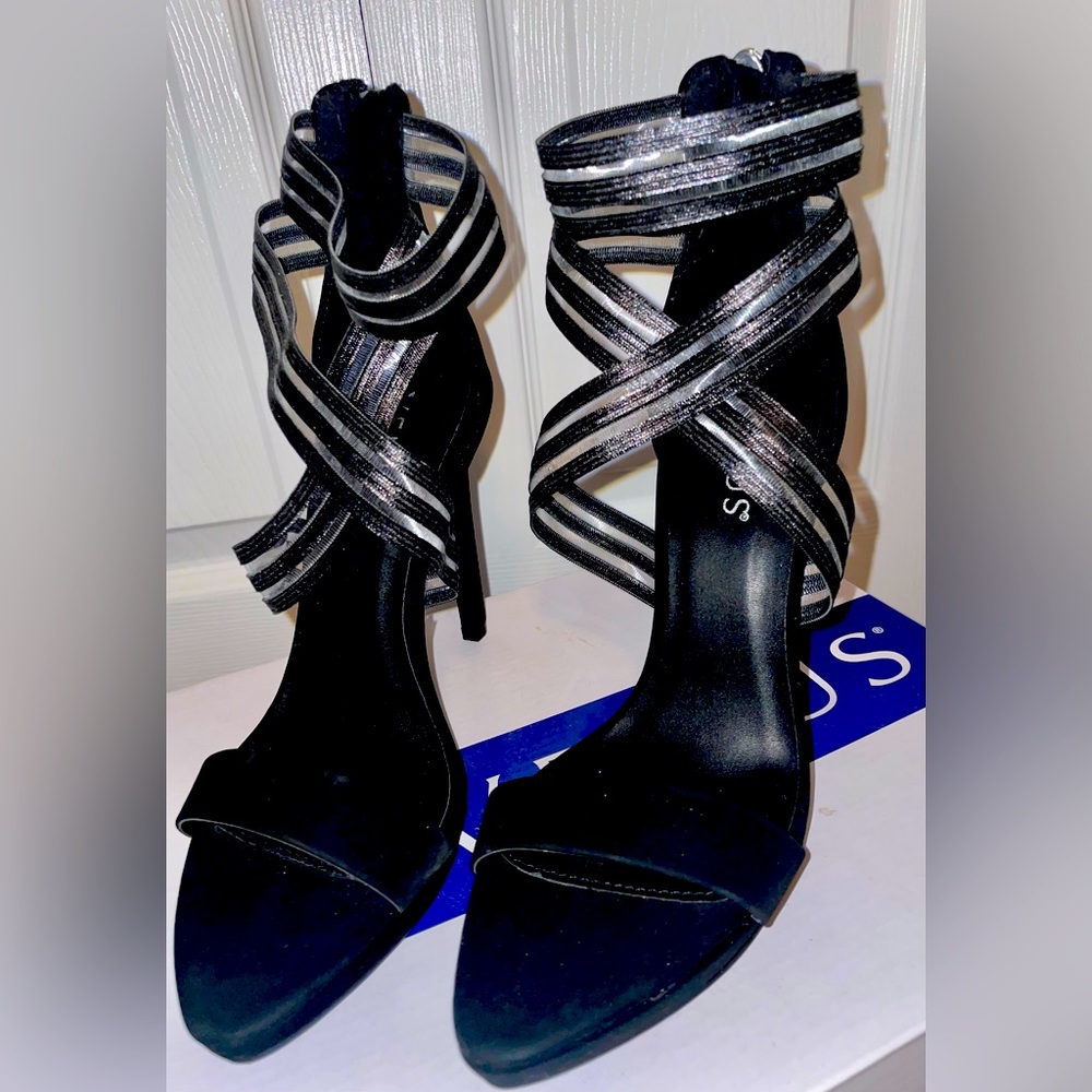 ⭐️NWT Venus black high heels w gore straps around foot and ankle. Zipper up back